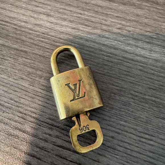 Louis Vuitton Lock and Key 306 - Picture 1 of 3
